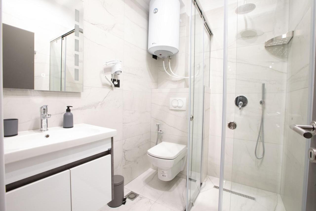 Dea'S Apartaments Тирана Экстерьер фото